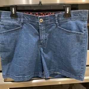 NWOT Lee sinuous soft size 14 medium tummy control waist denim shorts.